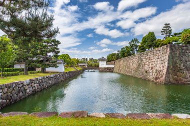 TOKYO - JAPONYAN - 28 Mayıs 2010 İmparatorluk Sarayı hendeği manzarası Antik taş tahkimatları, ağaçlar ve geleneksel mimari