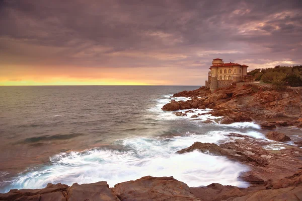 Boccale castelo marco na rocha penhasco e do mar no pôr do sol quente. Tu... — Fotografia de Stock