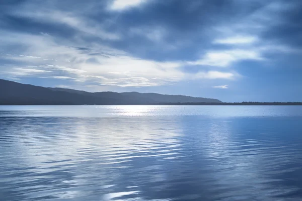 Pôr do sol paisagem azul. Orbetello lagoa, Argentario, Itália . — Fotografia de Stock