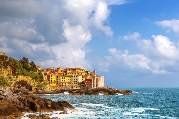 Tellaro rocas y pueblo en el mar. Cinque terre, Ligury Italia —  Fotos de Stock