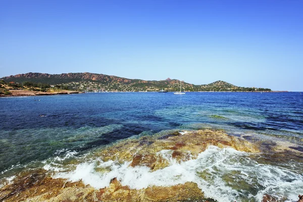 Bahía de Agay en Esterel rocas playa costa y mar. Cote Azur, Probado — Foto de Stock