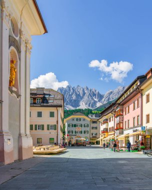 San Candido, Innichen 'de 27 Haziran 2024' te, Alp binaları ve Dolomitlerin zirveleriyle SAN CANO, Güney TYROL - İTALYA