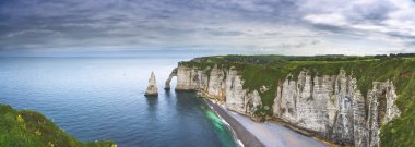 Etretat Aval cliff ve kayalar Simgesel Yapı ve okyanus. Normandy, Fran