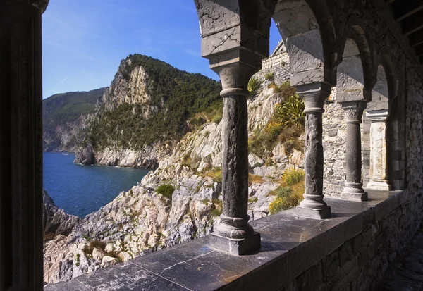 Portovenere, vista da costa da igreja de San Pietro. Cinque terre, Li — Fotografia de Stock