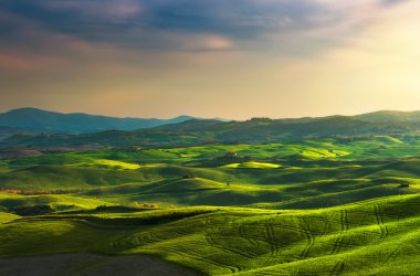Tuscany Bahar, sunset bulvarında tepeler haddeleme. Kırsal manzara. Yeşil