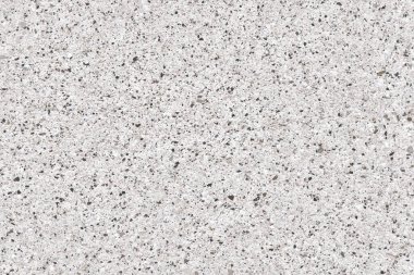 Beyaz arka planda küçük kuvars ve granit çakıl taşlarının makro görüntüsü. Yoğun mineral tahıl dokusu, inşaat, iç tasarım ve mimari arkaplan için ideal.