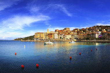 Porto santo stefano Köyü ve deniz manzarası. Argentario, tu