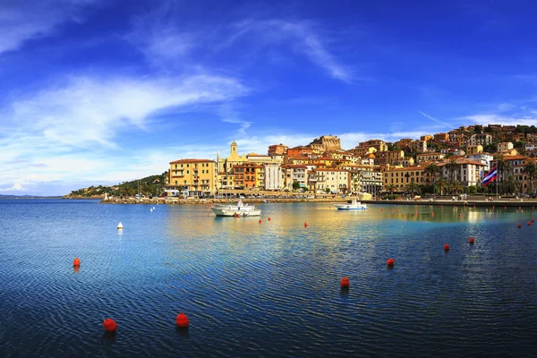 Porto santo stefano δίπλα στη θάλασσα και το χωριό στον ορίζοντα. Argentario, tu — Φωτογραφία Αρχείου