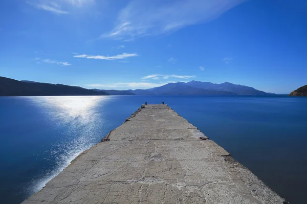 Elba island morze, molo lub molo i góry Capanne. Toskania, to — Zdjęcie stockowe