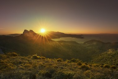 Elba ada, Volterraio ve Portoferraio bay güneş üzerinde havadan görünümü