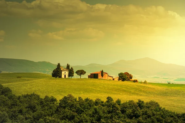 Toskánské krajiny, vitaleta kaple, kostelík v val d orcia — Stock fotografie