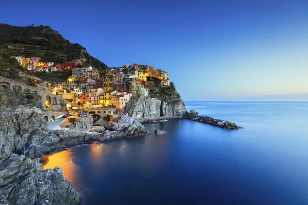 Manarola Köyü, kaya ve gün batımında denize. Cinque terre, İtalya
