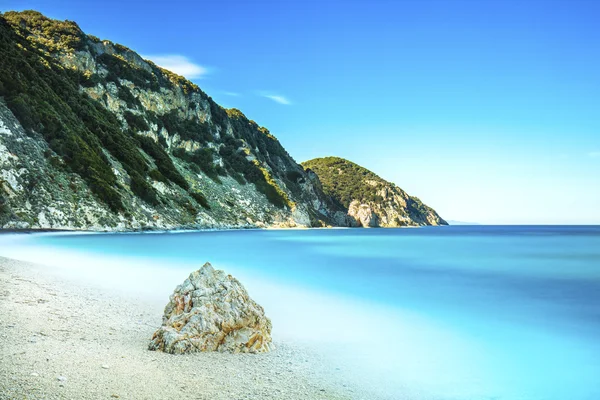 Rock a kék tenger. Sansone beach. Elba-sziget. Toszkána, Olaszország, — Stock Fotó