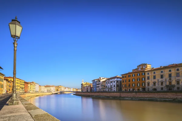 Pisa, Arno river, lampa och byggnader reflektion. Lungarno Visa. — Stockfoto