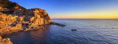 Manarola Köyü panorama, kayalar ve günbatımı denizde. Cinque Terre