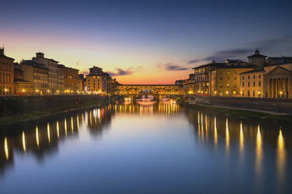 Ponte Vecchio monument sur le coucher du soleil, vieux pont, rivière Arno à Flor — Photo