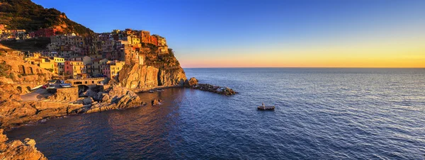 Manarola dorp panorama, rotsen en zee bij zonsondergang. Cinque Terre — Stockfoto