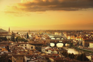 Floransa veya Firenze günbatımı Ponte Vecchio Köprüsü panoramik görünümü. T