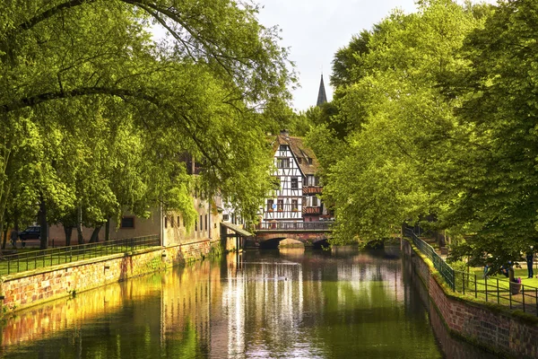 Estrasburgo, canal de agua en la zona de Petite France, sitio de la Unesco. Alsa. — Foto de Stock