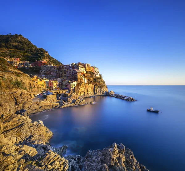 Pueblo de Manarola, rocas y mar al atardecer. Cinque Terre, Italia —  Fotos de Stock