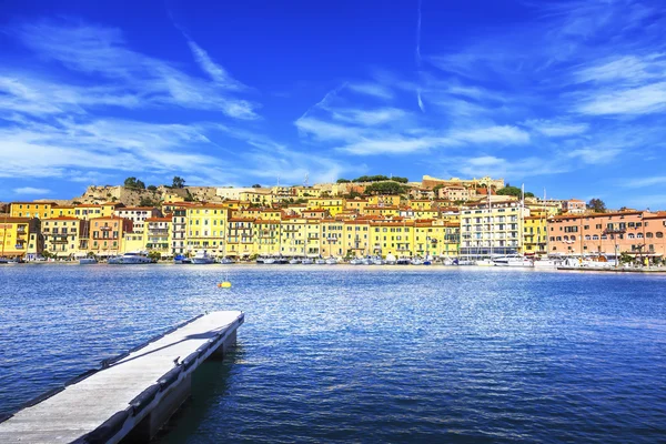 Ilha de Elba, porto da aldeia de Portoferraio e horizonte. Toscana, eu... — Fotografia de Stock