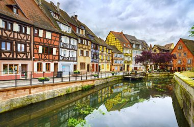 Colmar, Petit Venedik, su kanalı ve geleneksel evleri. Alsace