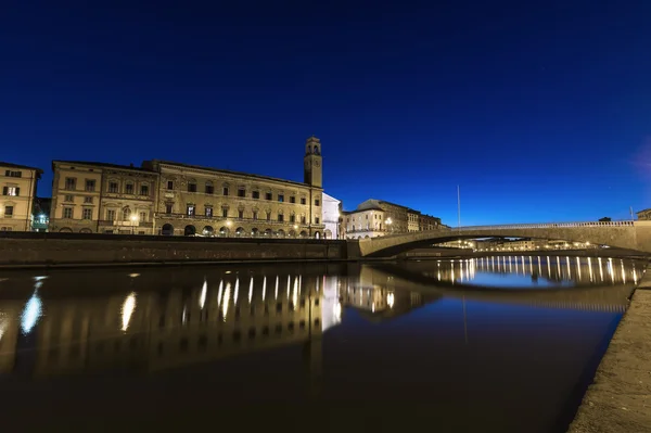 Pisa, Arno Nehri, Ponte di Mezzo Köprüsü. Lungarno gece görünümü. Tu — Stok fotoğraf