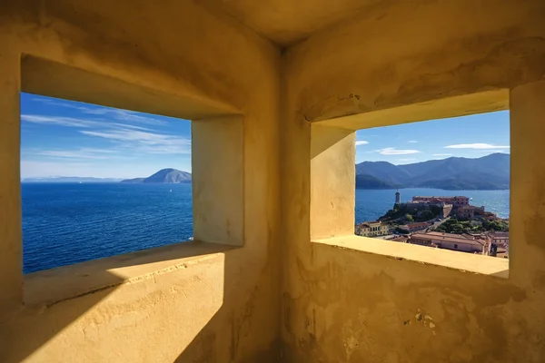 Insel Elba, Portoferraio Luftaufnahme aus alten Fenstern. Lichtblick — Stockfoto