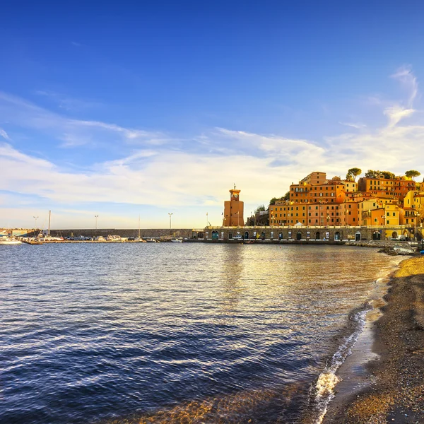 Остров Эльба, деревня Рио-Марина. Bay Beach and lighthouse. T — стоковое фото