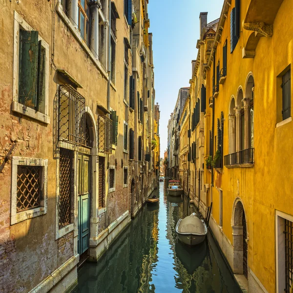 Venecia puesta de sol en el canal de agua y edificios tradicionales. Italia — Foto de Stock