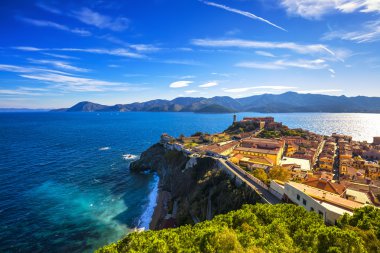 Elba Adası, Portoferraio havadan görünümü. Deniz feneri ve fort. Tusc