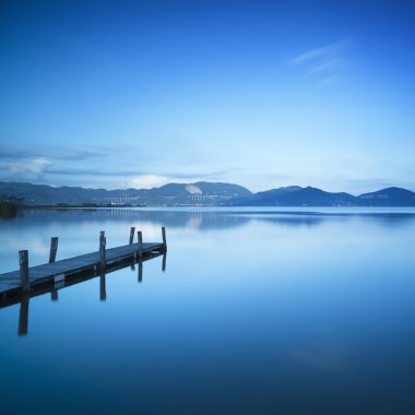 ahşap iskele veya iskelesi ve mavi göl günbatımı ve gökyüzü reflectio