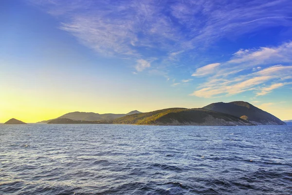 Elba island morning view from ferry boat. Mediterranean sea. Ita — Stock Photo, Image