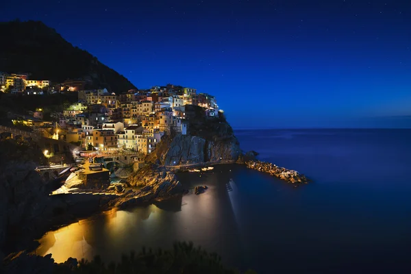 Manarola gece. Köyü, kayalar ve deniz. Cinque Terre, İtalya — Stok fotoğraf