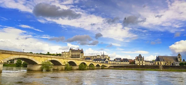 Amboise, pueblo, puente y castillo medieval. Valle del Loira, Fran —  Fotos de Stock