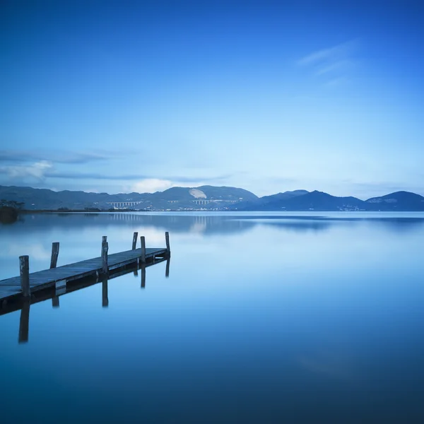 ahşap iskele veya iskelesi ve mavi göl günbatımı ve gökyüzü reflectio