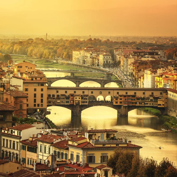 Florencia o Firenze puesta del sol Ponte Vecchio puente vista panorámica.T — Foto de Stock