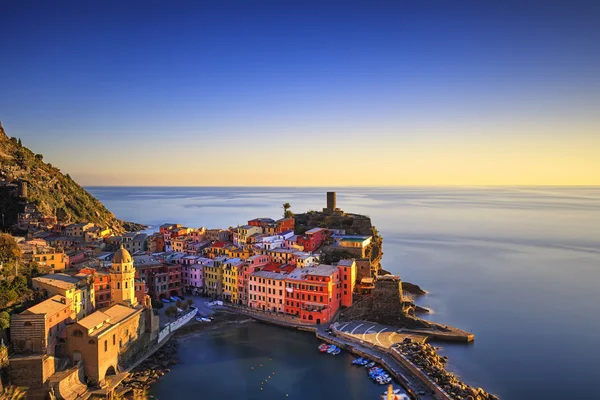 Vernazza vesnice, letecký pohled na západ slunce. Cinque Terre, Ligury, jsem — Stock fotografie