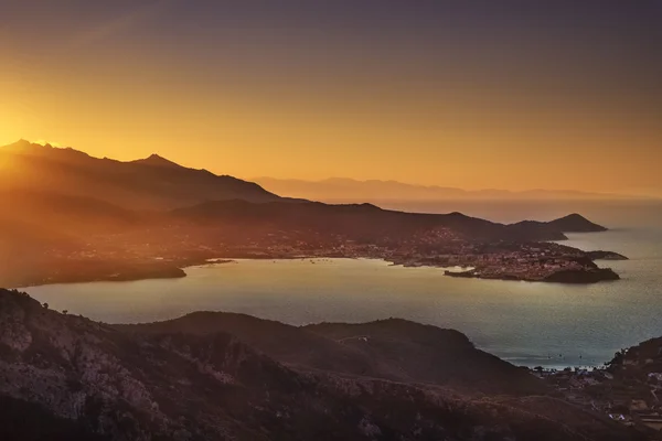 Ilha de Elba, Portoferraio vista aérea da baía de Volterraio ao sol — Fotografia de Stock