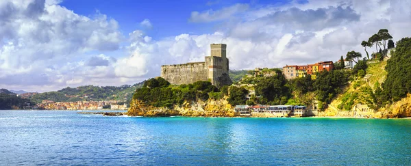 Χωριό πανόραμα του Lerici, η κάστρο και η ακτή. Cinque terre, Ligur — Φωτογραφία Αρχείου