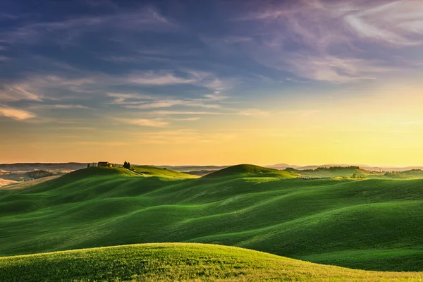 Toscana, pôr do sol paisagem rural. Colinas rolantes, fazenda rural — Fotografia de Stock