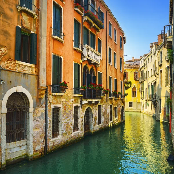 Pôr-do-sol de Veneza no canal de água e edifícios tradicionais. Itália — Fotografia de Stock