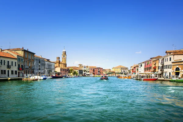 Isla de cristal de Murano, canal de agua y edificios. Venecia, yo —  Fotos de Stock