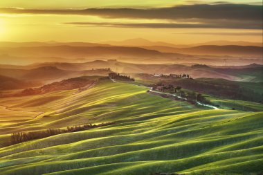 Tuscany Bahar, Puslu sunset bulvarında tepeler haddeleme. Kırsal manzara. 