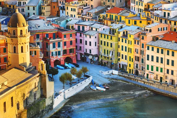 Aldeia Vernazza, igreja e edifícios vista aérea. Cinque Terre — Fotografia de Stock