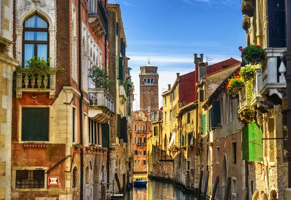 Venetië stadsgezicht, water aquaduct, campanile kerk en traditionele — Stockfoto