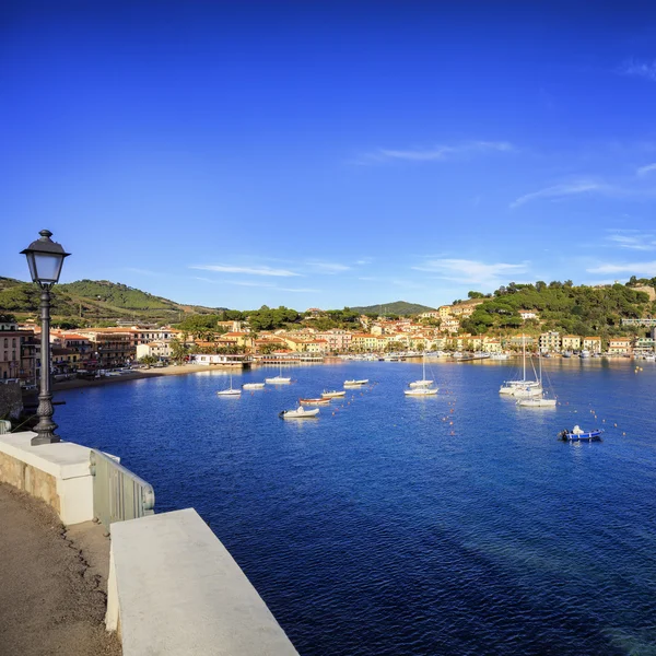 Eiland Elba, Porto Azzurro dorp baai. Marina en straat lamp. — Stockfoto
