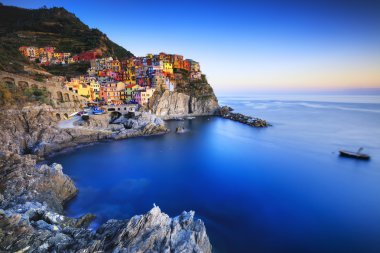 Manarola Köyü, kaya ve gün batımında denize. Cinque terre, İtalya