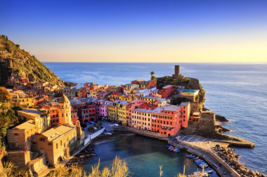 Vernazza Köyü, Sunset'teki havadan görünümü. Cinque Terre, Ligury, ben
