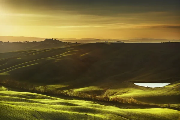 Tuscany, rural landscape on sunset, Italy. Lake and green fields — Stock Photo, Image